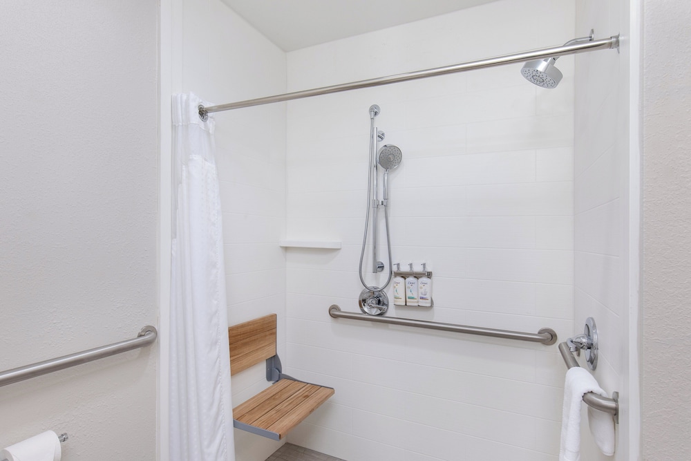 Standard Room, 1 King Bed (Communications, Mobility) - Photo 6