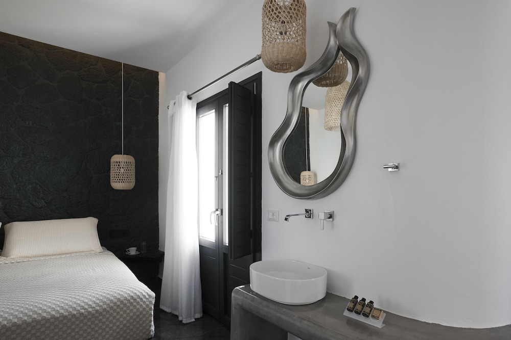 Elegant Suite with outdoor heated private Jacuzzi - Photo 32