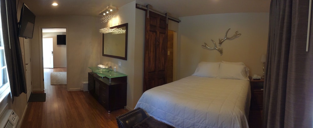 Suite, 1 Queen Bed, Courtyard Area