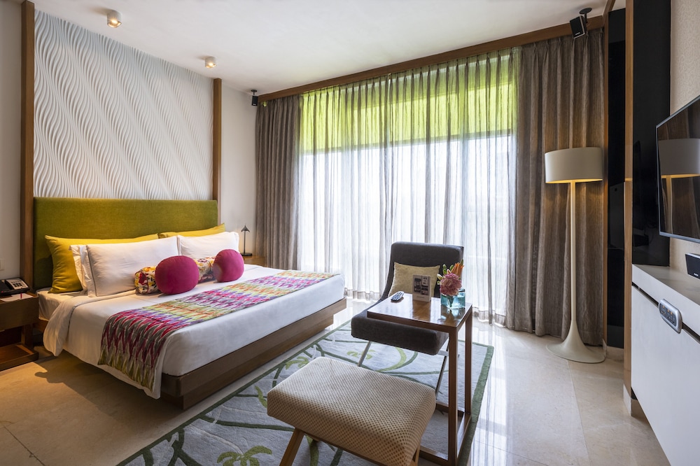 Premium Room Pool View Queen Bed - Photo 4