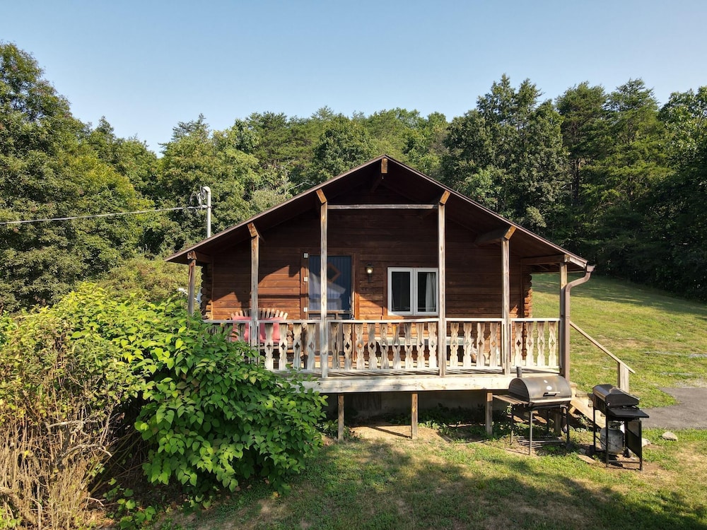 House, 1 Double Bed (Whispering Hills - Couples Getaway) photo 3