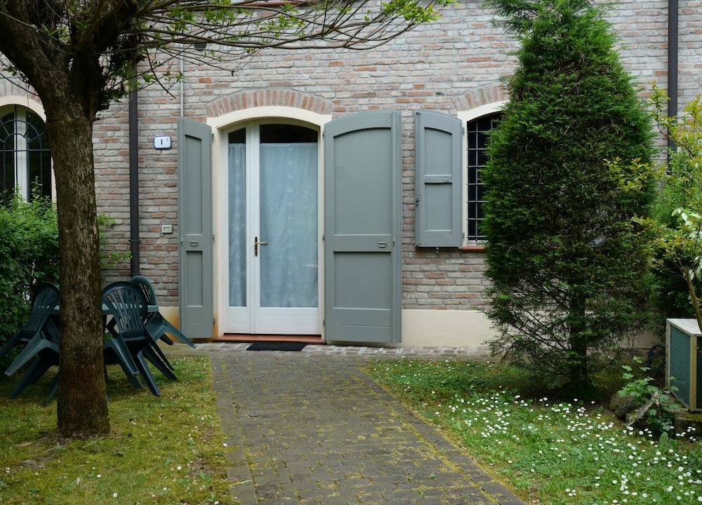 Basic Apartment - Photo 2