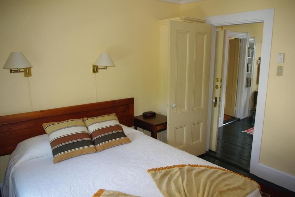 Suite - Photo 1