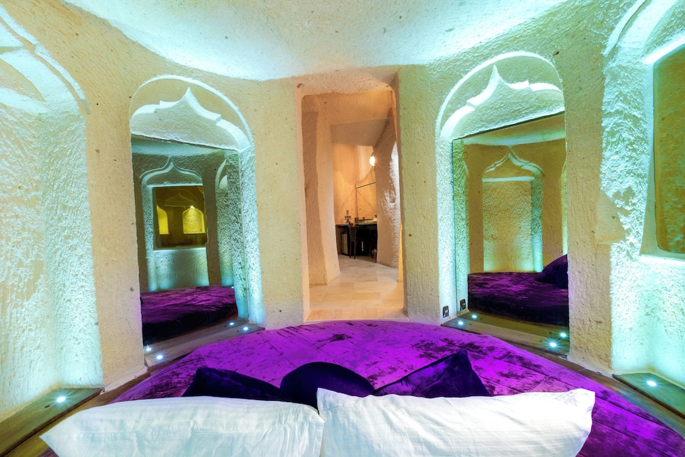 Queen Cave Suite with Stone Bathtub - Photo 21