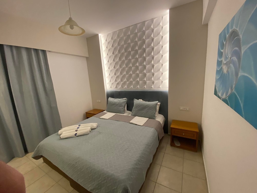 Deluxe Double or Twin Room thumbnail 5
