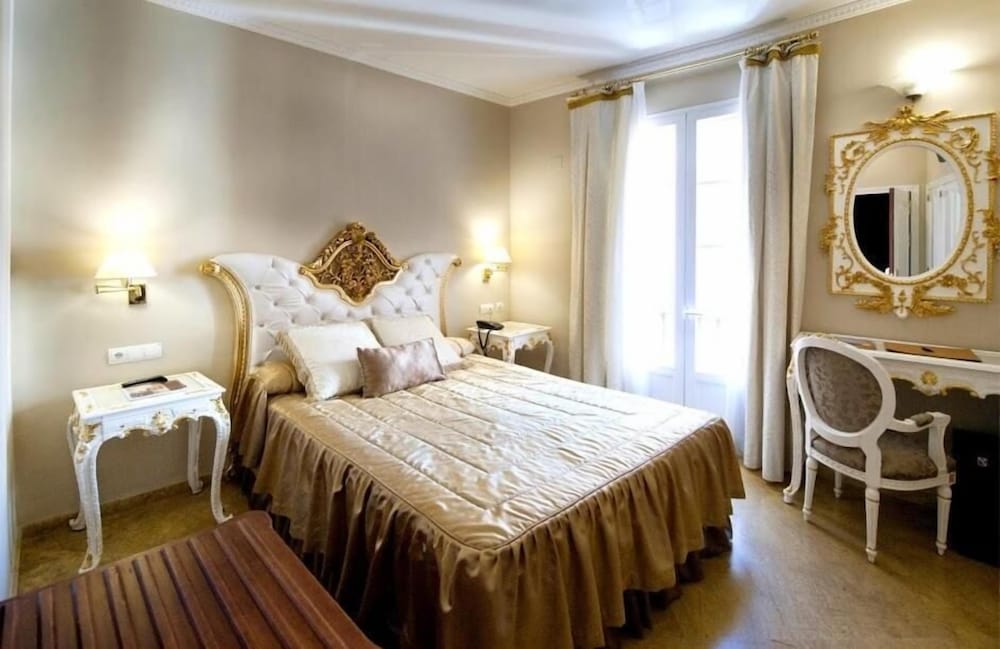 Deluxe Double Room, Balcony - Photo 17
