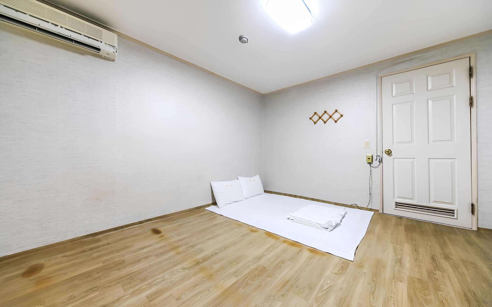 Room (Small ondol) - Photo 1