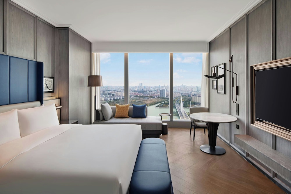 Executive Suite, 1 King Bed (View) photo 2