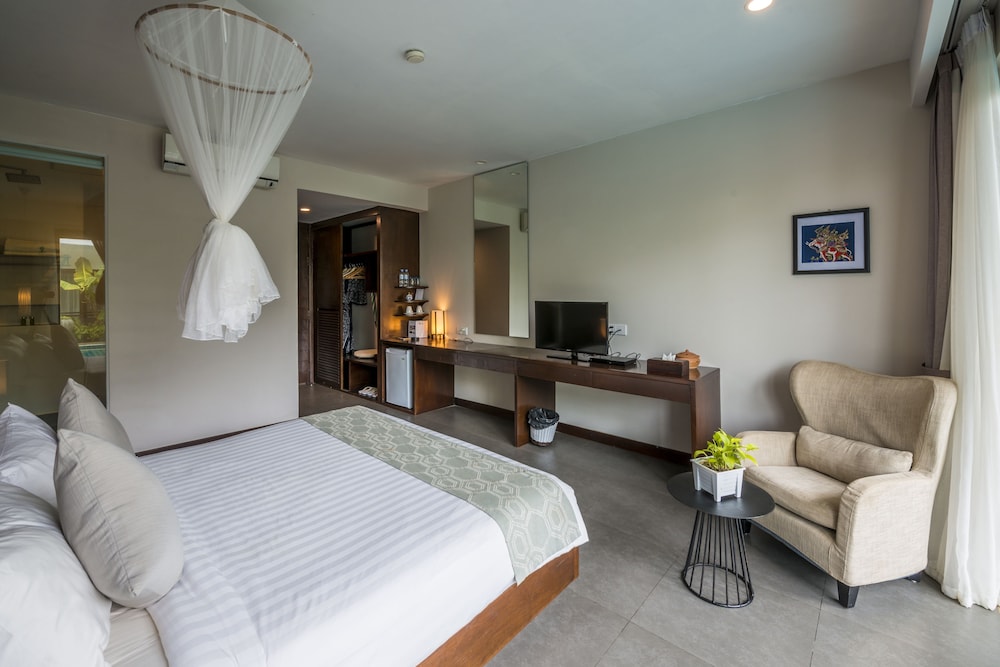 Premier Room, Pool Side photo 2