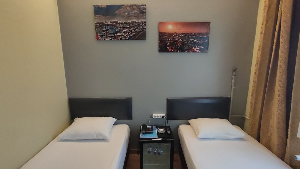 Standard Triple Room, 3 Twin Beds, Smoking, Private Bathroom photo 3