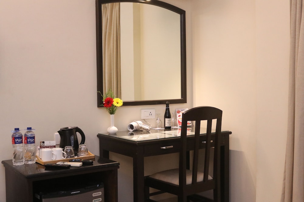Deluxe Room, 1 King Bed - Photo 1