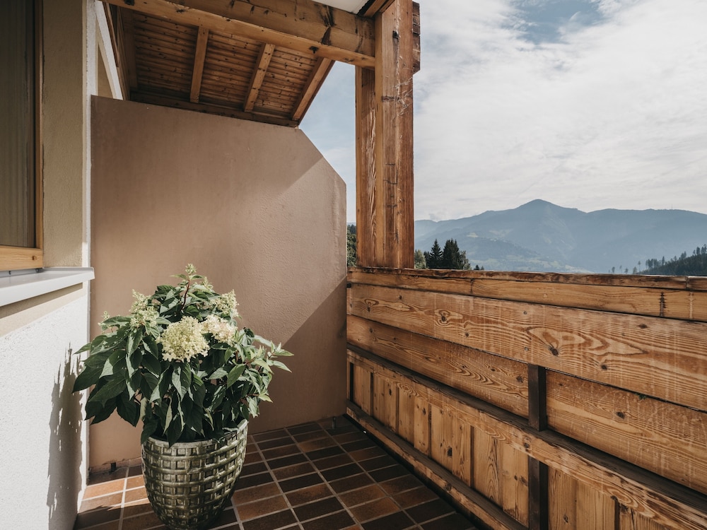 Grand Room, Non Smoking, Mountain View photo 3
