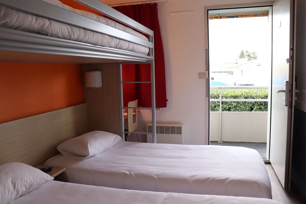 Standard Room, 3 Twin Beds - Photo 11