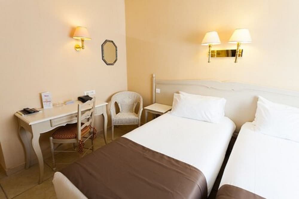 Standard Double or Twin Room - Photo 7