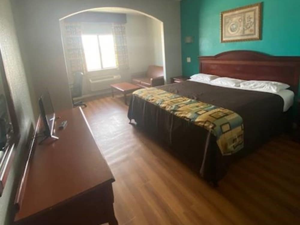Room, 1 King Bed, Smoking - Photo 5