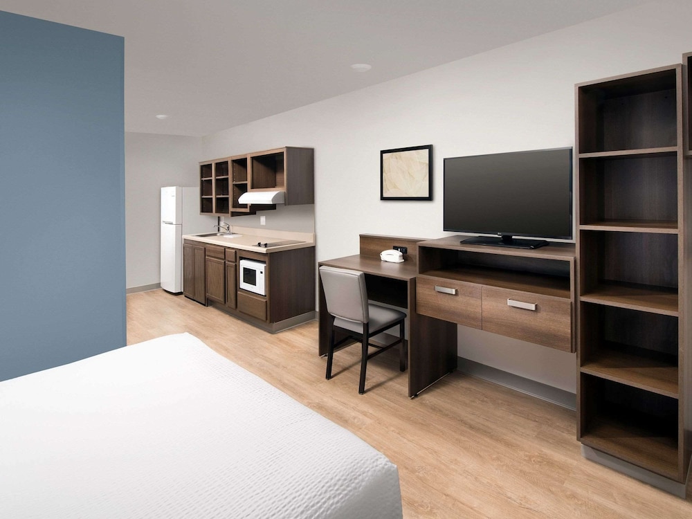 Standard Room, 1 Double Bed, Accessible, Non Smoking (Roll In Shower) photo 3