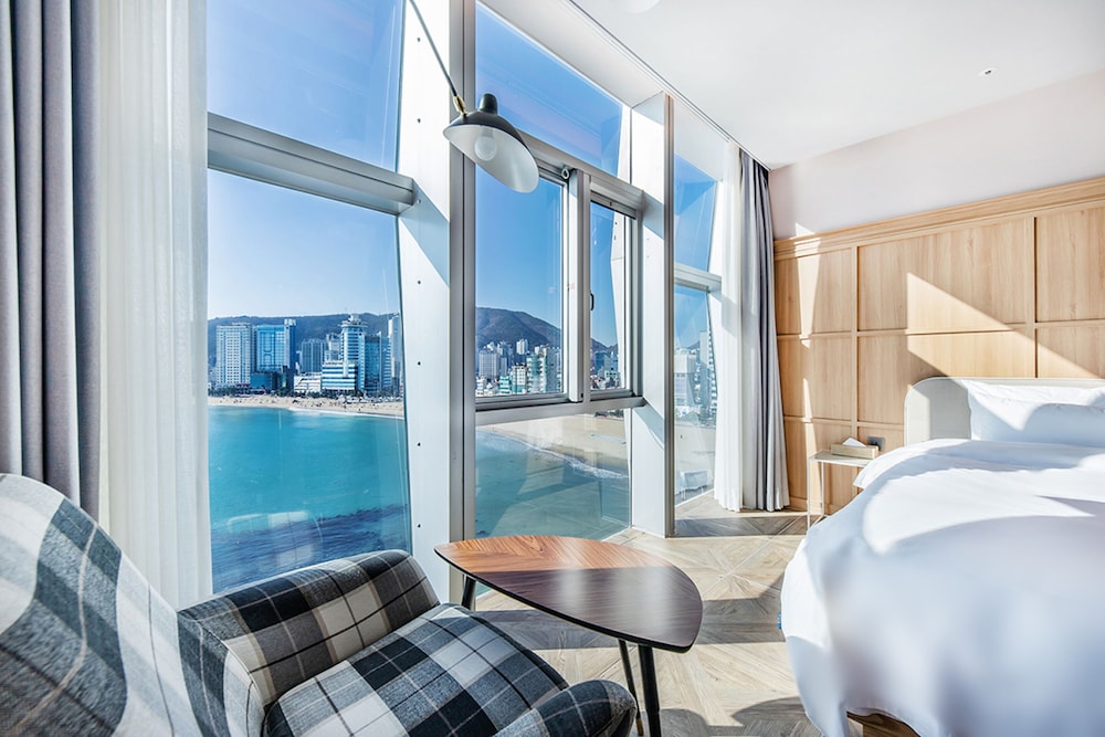 Golden Suite Room --Breakfast Included,Unlimted Starbucks Coffee Bean,OTT Available,15PM CI/13PM CO - Photo 4