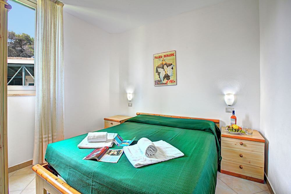 Family Apartment, Multiple Bedrooms, Sea Facing (Le Onde Apartment 4 with Pool n.114/b)