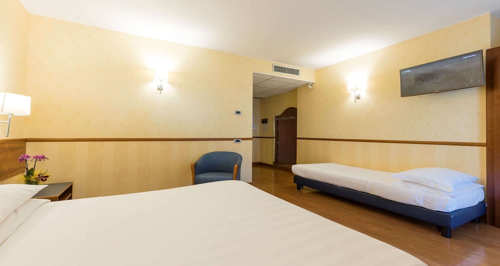 Standard Room, Multiple Beds, Non Smoking - Photo 2
