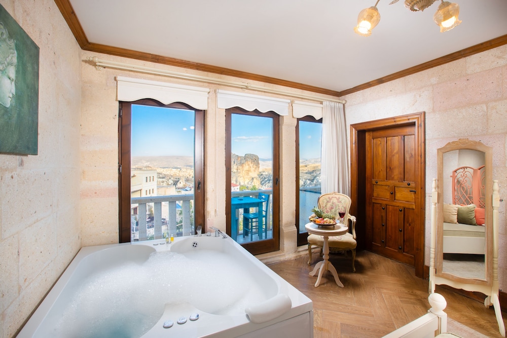 King Stone or Cave Suite