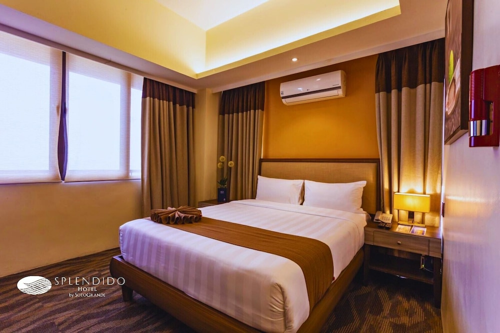 Deluxe Queen Bed with Lake view photo 1