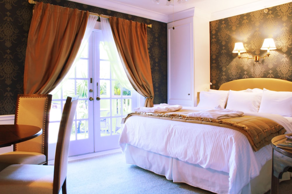 Room (Poolside Cabana) photo 1