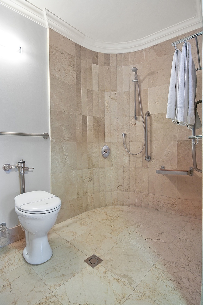 Deluxe Family Room – Disability Access - Photo 7