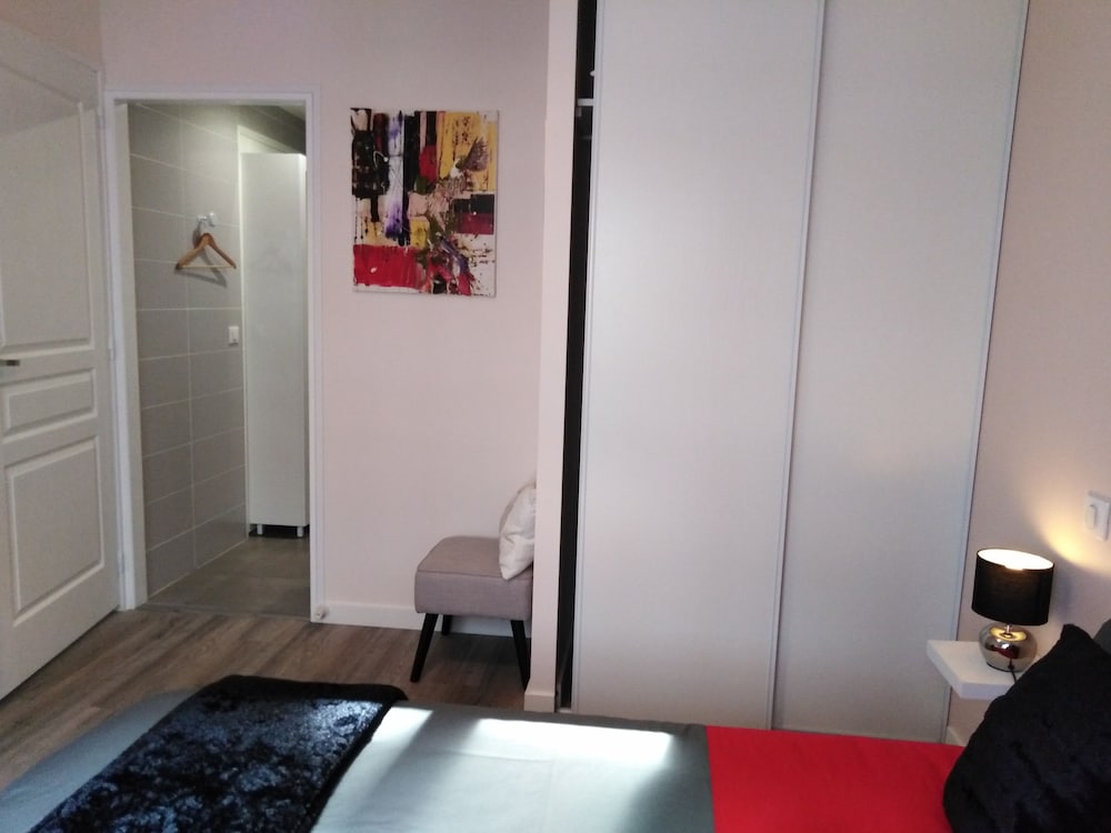 Classic Apartment, 1 Queen Bed, Non Smoking, Private Bathroom photo 1
