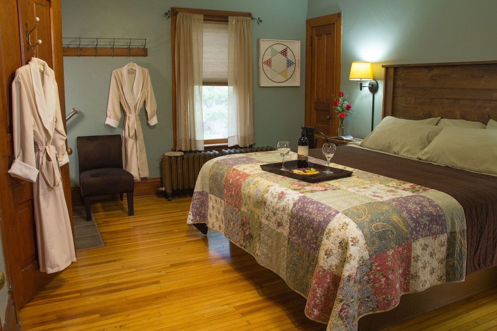 Superior Room, 1 King Bed, Non Smoking photo 1