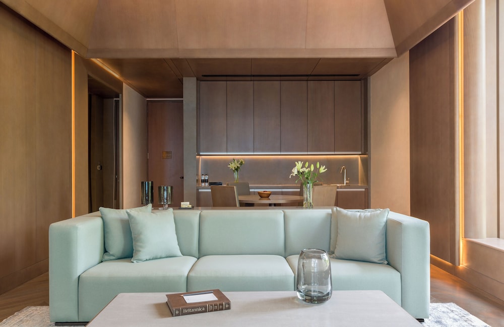 The Roseate Luxury Suite, Hi-Tea, 20% Dis Food & Soft Bev Spa Laundry Car Service, Airport Transfers