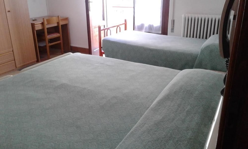 Triple Room, Multiple Beds, Non Smoking photo 1