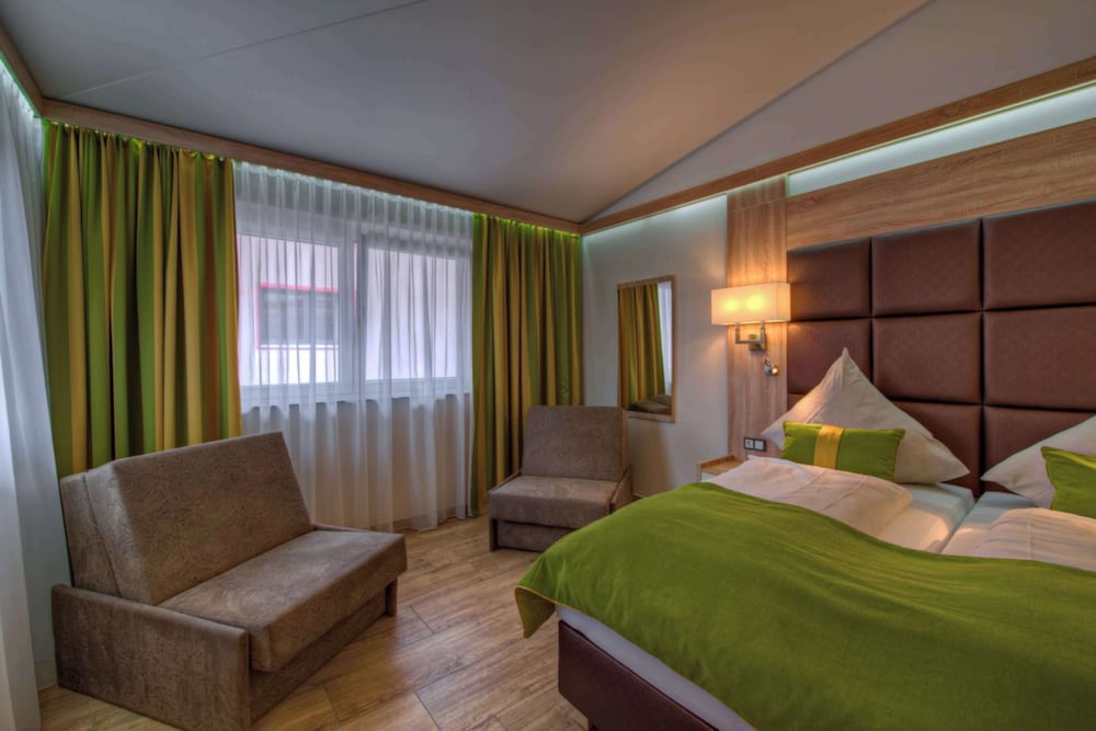 Standard Room, 2 Twin Beds, Accessible (with Two Single SofaBeds) photo 3