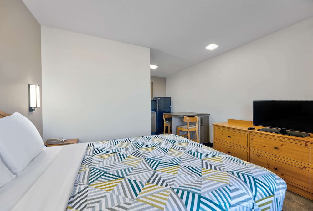 Standard Room, 1 Queen Bed, Smoking, Refrigerator & Microwave photo 1