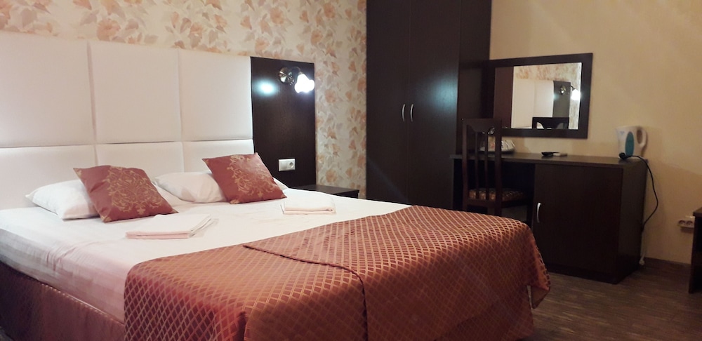 Deluxe Quadruple Room, 1 King Bed with Sofa bed, Non Smoking, Mountain View