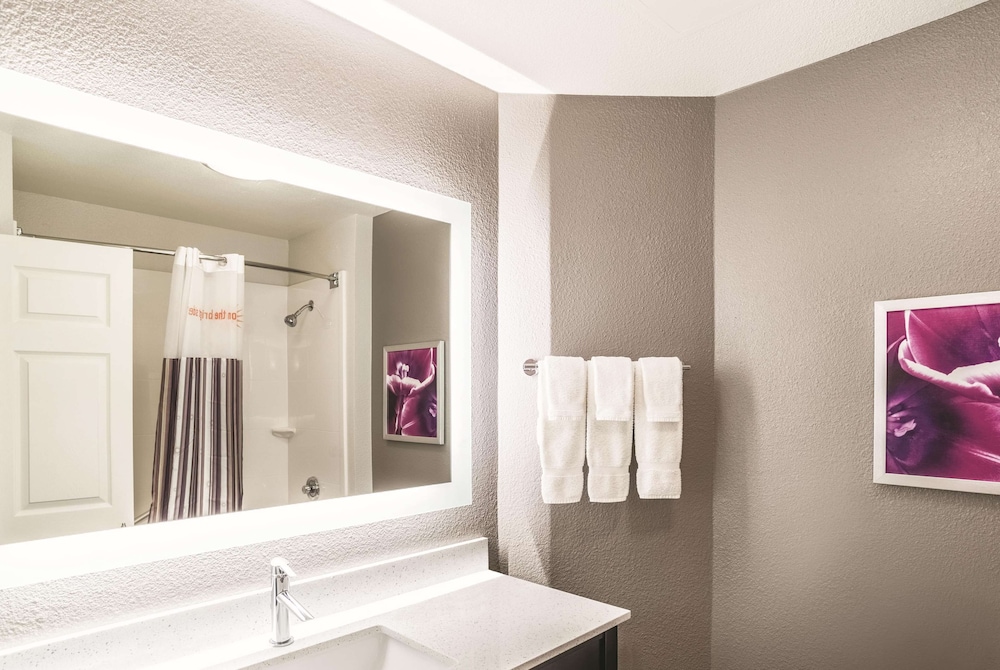 Suite, 1 King Bed, Accessible, Non Smoking (Mobility/Hearing Impaired Accessible) - Photo 2