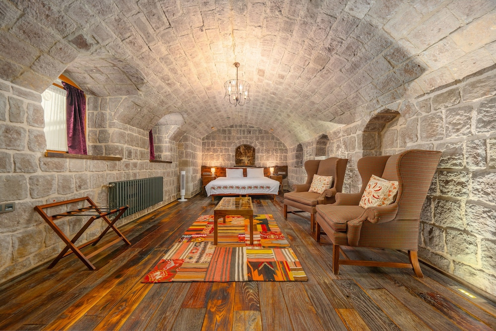 Deluxe Cave Room - Photo 5