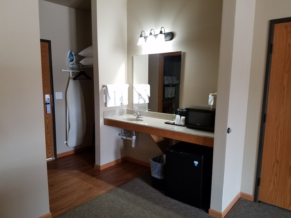 Basic Room (2 Queens Beds with Patio or Balcony ) photo 3