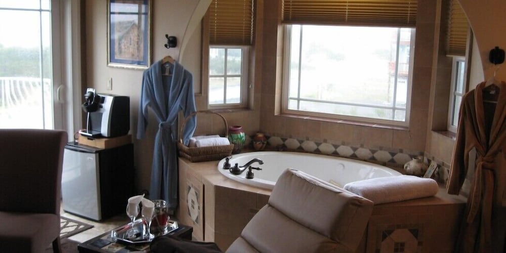 Deluxe Room, 1 King Bed, Jetted Tub, Canal View photo 2