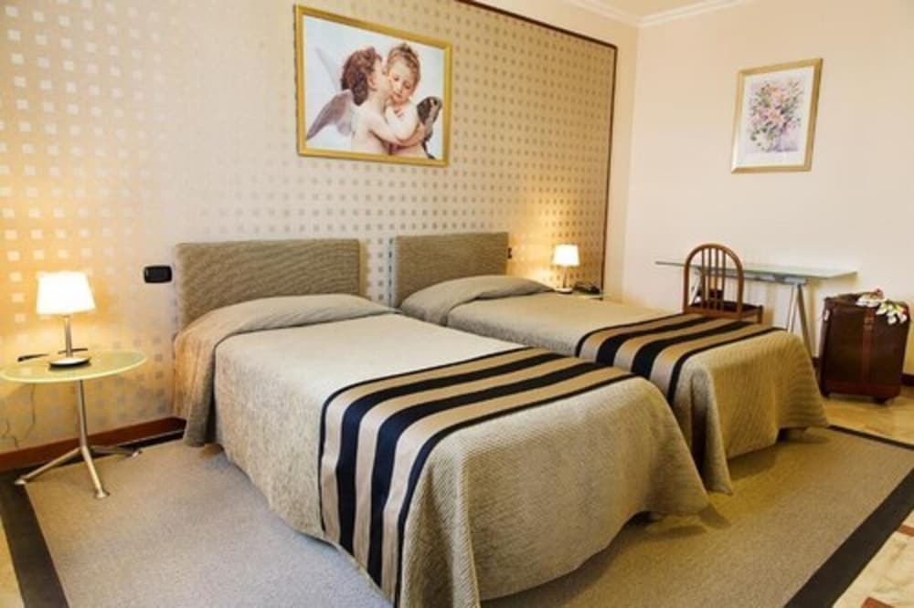 Standard Double or Twin Room photo 3
