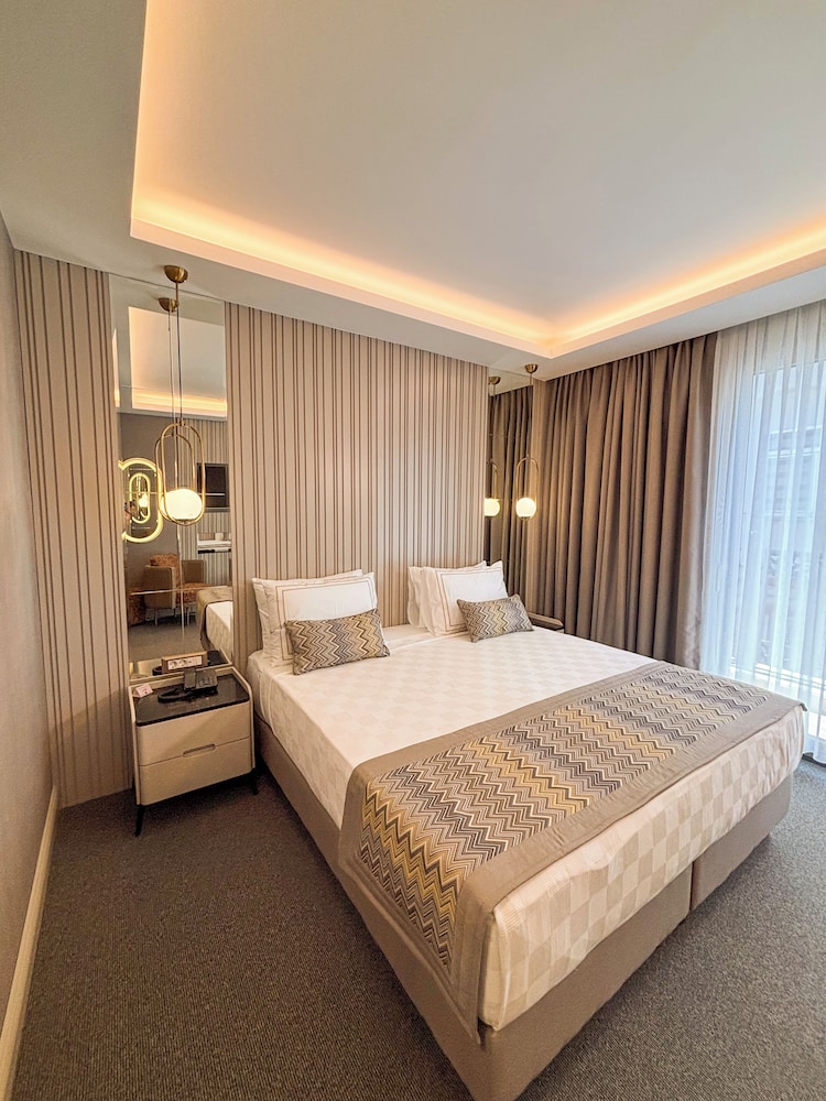 Premium Quadruple Room, City View photo 1
