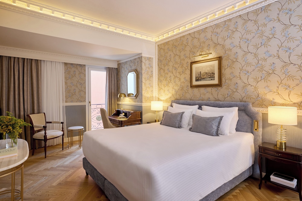 Deluxe Twin with Sofa bed and City View