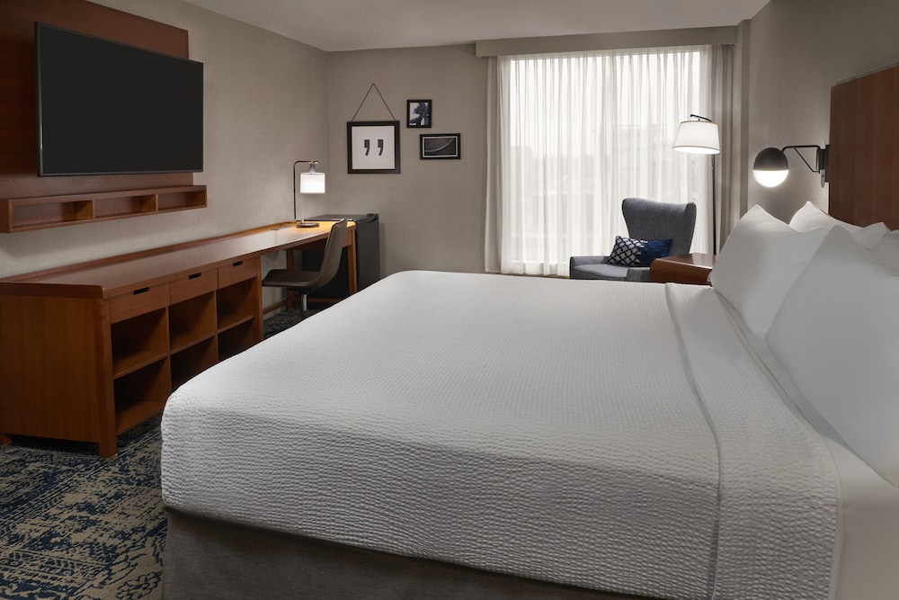 Deluxe Room, 1 King Bed - Photo 1