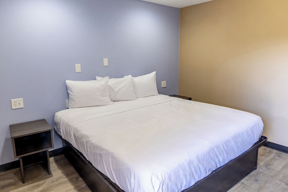 Room, 1 King Bed, Non Smoking - Photo 10