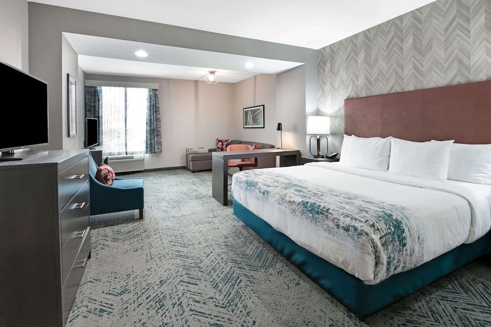 Deluxe Room, 1 King Bed, Accessible, Non Smoking (Mobility,Hearing,Tub w/Grab Bars) - Photo 3