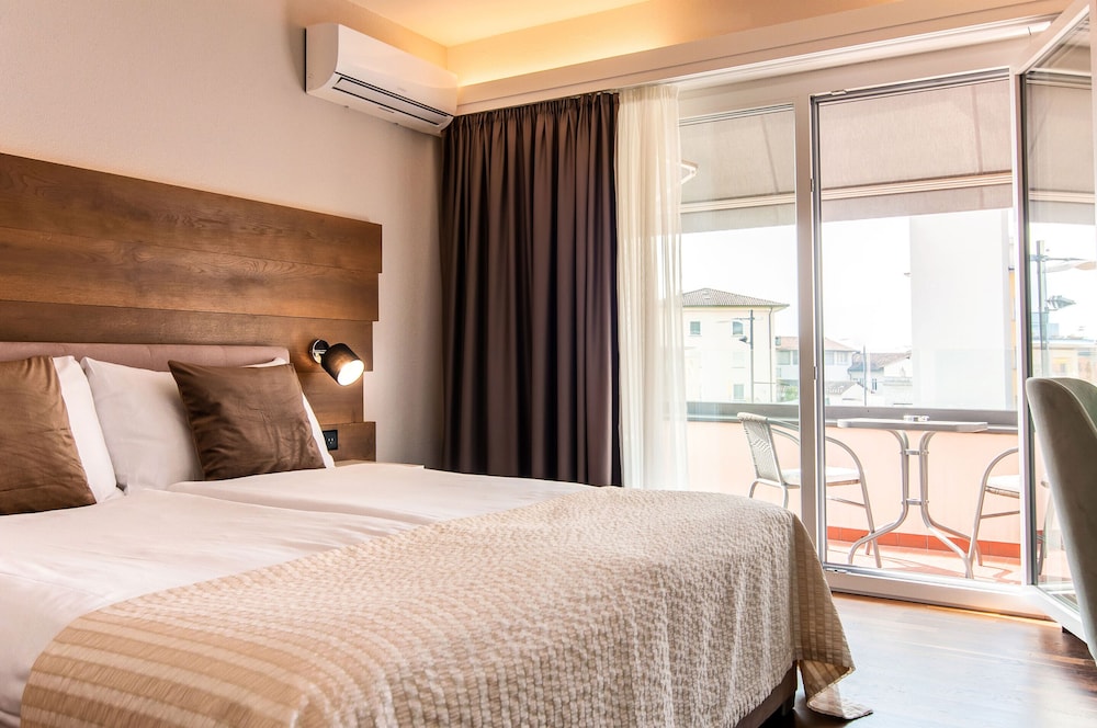 Deluxe Double with Balcony, Lake View and Jacuzzi thumbnail 5
