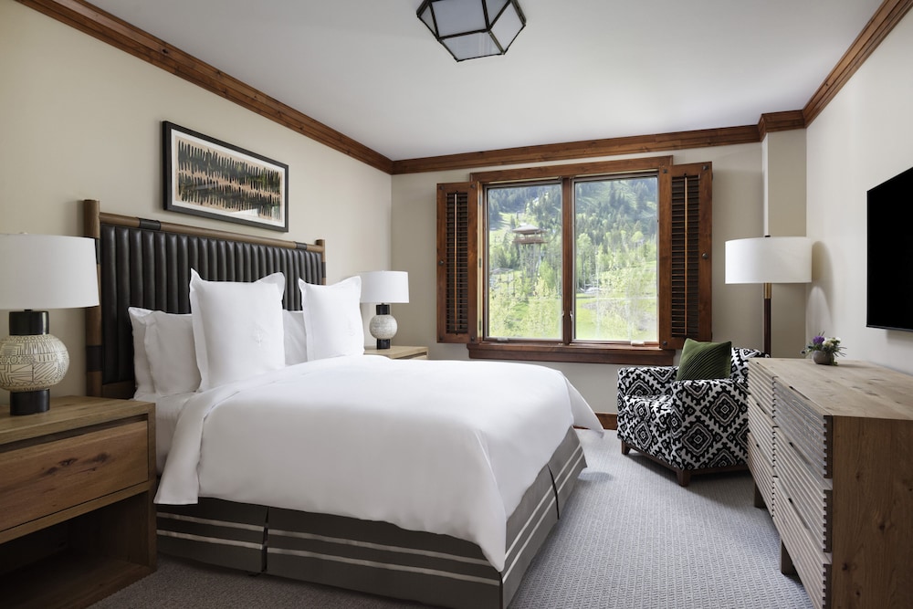 Room, 3 Bedrooms, Non Smoking, Mountain View (Resort Residence 2 King 2 Double) at Four Seasons Resort Jackson Hole in Teton Village