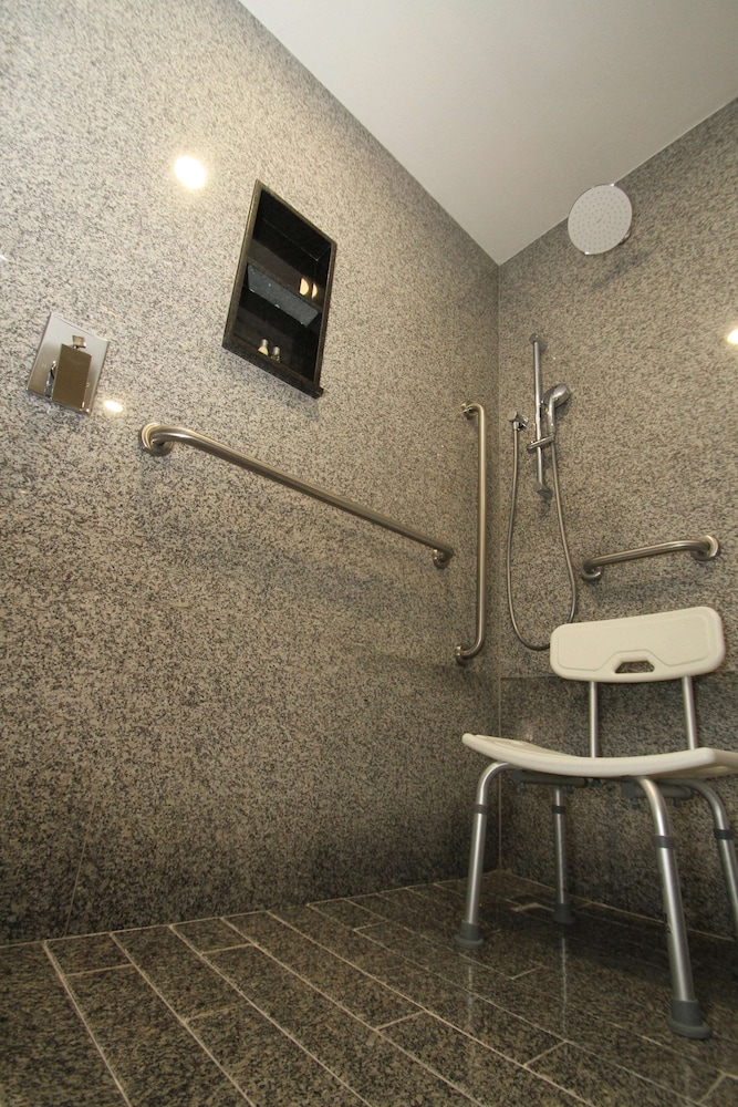 Business Room, 1 King Bed, Accessible - Photo 10