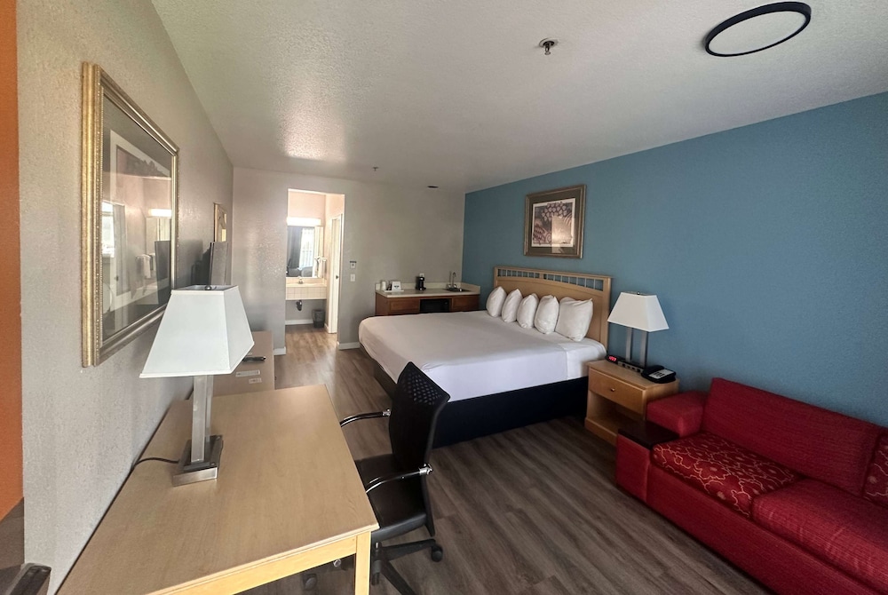 Studio Suite, 1 King Bed, Non Smoking - Photo 1