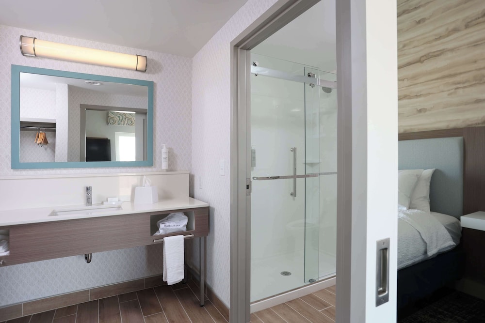 Room, 1 King Bed, Refrigerator & Microwave (Wet bar, Patio) photo 2