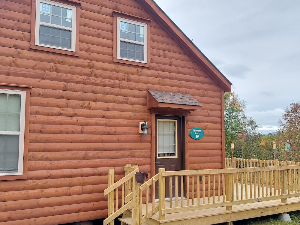 Rosewood Villa 102 -Spacious 2 BR Log Cabin